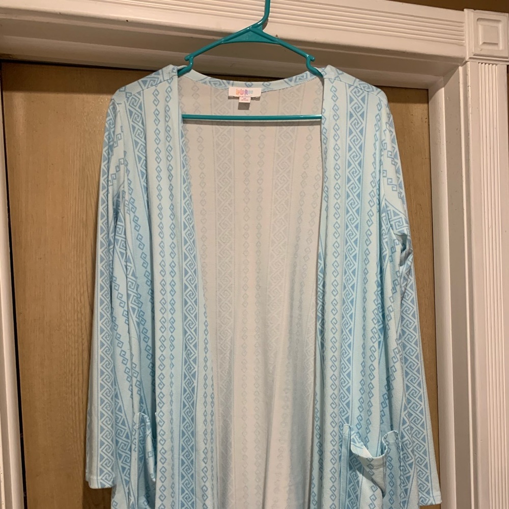Med LuLaRoe Caroline cardigan